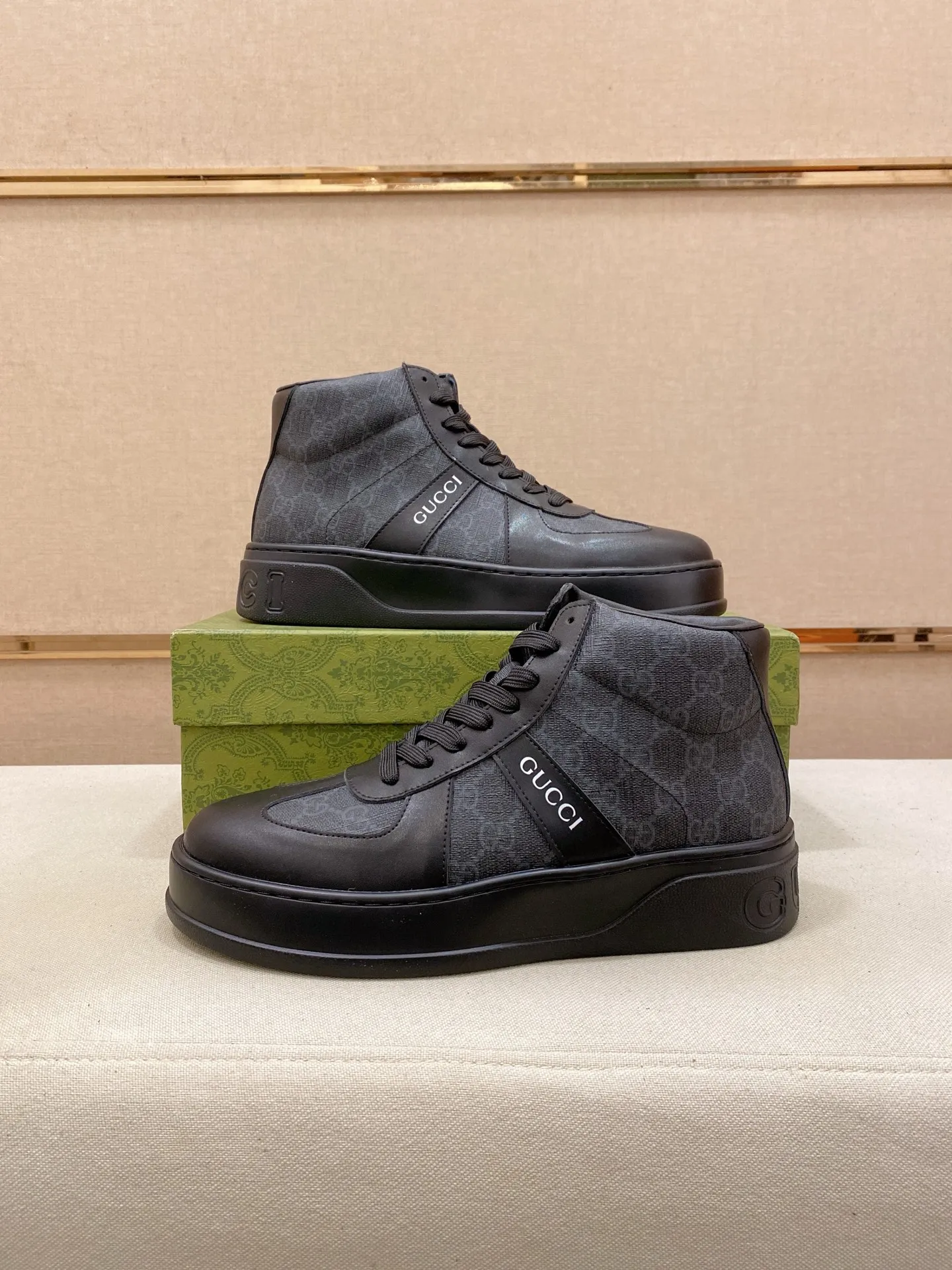 Factory price: 442💰 (GUCCI) The latest model from the official website🎁🎁Casual and fashionable men's shoes👟, hot style💥The style is simple and elegant, exclusive for trendy men. Unique official website's latest brand elements👑original Gucci decoration, fashionable and generous, the fabric is original cowhide ✅sheepskin lining, the official website specifies wear-resistant casual outsole, the classic model is taken in kind at the counter🎬38-44 (can be customized for 45 non-refundable)